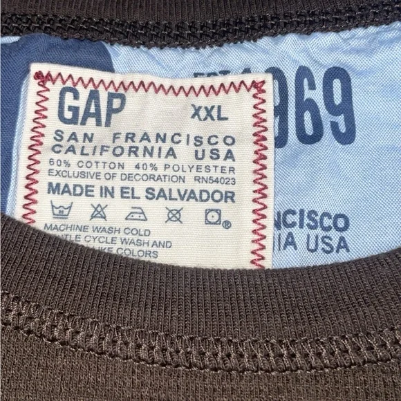GAP Men's Dark Brown Long Sleeve Tee - Picture 2 of 3